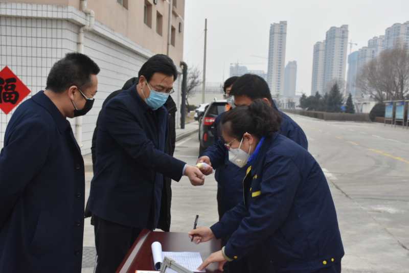 市城管局劉云飛局長一行蒞臨忻州市水務(wù)有限責(zé)任公司污水處理分公司檢查疫情防控及復(fù)工復(fù)產(chǎn)工作情況。.jpg